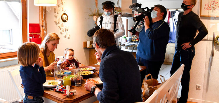 Ein ZDF-Fernsehteam dreht bei Familie Höfer einen Film über Mehrweggeschirr. Fotos: Markus Brändli