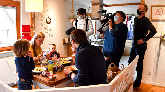 Ein ZDF-Fernsehteam dreht bei Familie Höfer einen Film über Mehrweggeschirr. Fotos: Markus Brändli