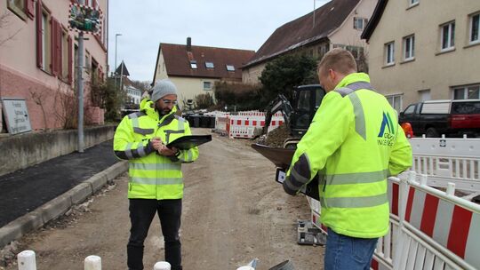 Die Bauleiter Johannes Martin (rechts) und Markus Knauß besprechen den Status quo in der Kirchheimer Straße. Foto: Katja Eisenha Die Bauleiter Johannes Martin (rechts) und Markus Knauß besprechen den Status quo in der Kirchheimer Straße. Foto: Katja Eisenha