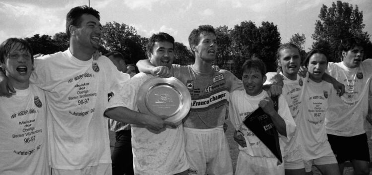 Semih Narin (Zweiter von links) gehörte zur Oberligameistermannschaft des VfL von 1997.