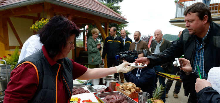 Was sich mit Wild alles auf dem Grill zaubern lässt, das demonstriert Familie Riexinger vom Deutschen Haus. Foto: Daniel Kopatsc