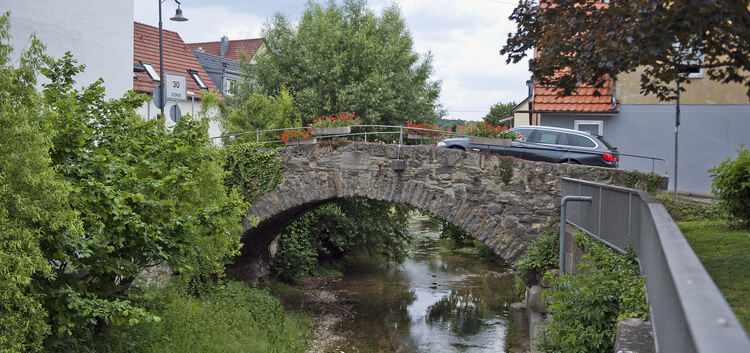 Zu den beiden sanierungsbedürftigen Steinbogenbrücken, die in Owen über die Lauter führen, gehört auch die „Breßmerbrücke“.Foto: