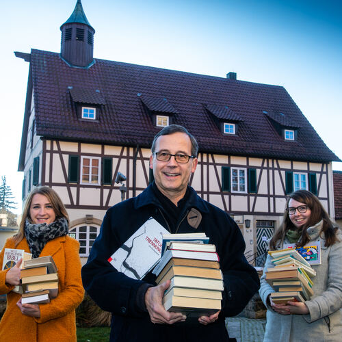 Die Dettinger Bücherei zieht ins alte Gemeindehaus. Darüber freuen sich alle Beteiligten: Christine Hahn, Leiterin der Dettinger