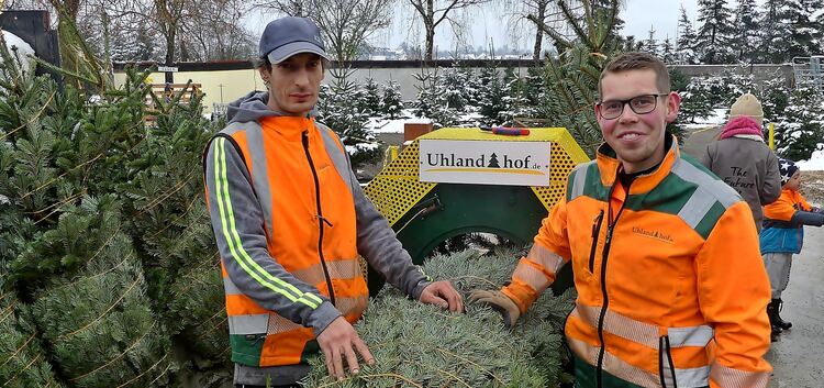 Stolz auf ihr kompostierbares Christbaum-Netz: Martin Leczynski und Johannes Gallus (von links). Foto: Sabine Ackermann