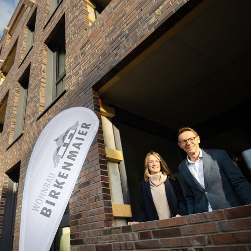 Hans-Peter Birkenmaier und Jana Klein haben alle Hände voll zu tun: Im Steingauquartier errichtet die Wohnbau Birkenmaier gerade