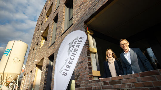 Hans-Peter Birkenmaier und Jana Klein haben alle Hände voll zu tun: Im Steingauquartier errichtet die Wohnbau Birkenmaier gerade