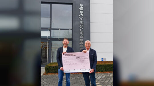Die Firma Hack Formenbau aus Ötlingen, vertreten durch Seniorchef Wolfgang Hack und Juniorchef Gunnar Hack, unterstützt die Akt Die Firma Hack Formenbau aus Ötlingen, vertreten durch Seniorchef Wolfgang Hack und Juniorchef Gunnar Hack, unterstützt die Akt