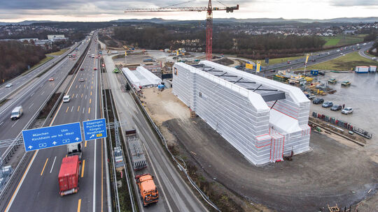 Wie eng es zwischen Autobahn und Baustelle zugeht, zeigt diese Luftaufnahme. Die ICE-Brücke ist eingepackt. Bis jetzt ist sie ni