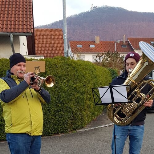Sie musizieren zu Weihnachten auf der Straße: die Stadtkapelle Owen. Foto: pr