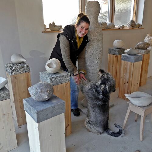 Rund 50 Skulpturen und Steingüsse stellt die Bildhauerin Monika Majer in ihrem Hepsisauer Atelier aus. Darunter sind so eigenstä