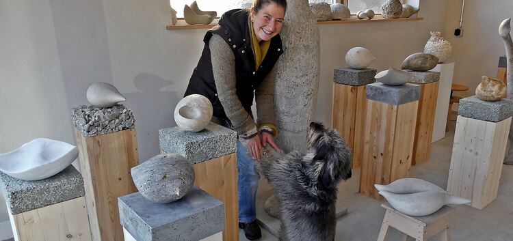 Rund 50 Skulpturen und Steingüsse stellt die Bildhauerin Monika Majer in ihrem Hepsisauer Atelier aus. Darunter sind so eigenstä