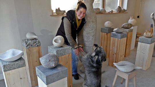 Rund 50 Skulpturen und Steingüsse stellt die Bildhauerin Monika Majer in ihrem Hepsisauer Atelier aus. Darunter sind so eigenstä