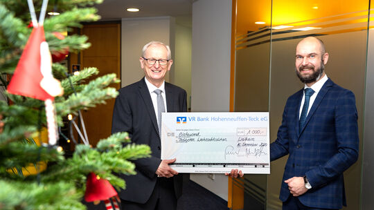 Bruno Foldenauer (links) und Stefan Gerlach von der VR Bank überreichen einen schönen Scheck. Foto: Jean-Luc Jacques