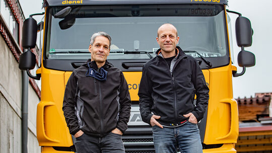 Bei „Männer“ sind Jochen Reichert und Rainer Weissinger um das soziale Miteinander bemüht. Foto: Carsten Riedl