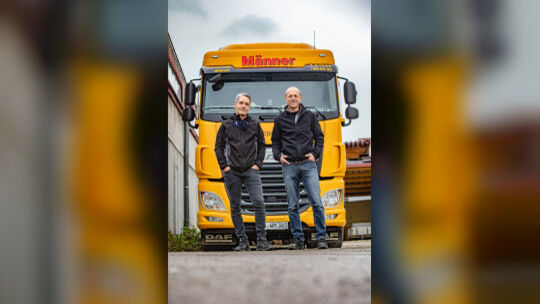 Bei „Männer“ sind Jochen Reichert und Rainer Weissinger um das soziale Miteinander bemüht. Foto: Carsten Riedl