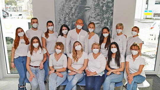 Zu den zuverlässigen Unterstützern der Aktion gehören auch das Team der kieferorthopädischen Praxis Holzner. Foto: Markus Brändl Zu den zuverlässigen Unterstützern der Aktion gehören auch das Team der kieferorthopädischen Praxis Holzner. Foto: Markus Brändl