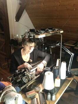 Heike Gössel hat ein Faible für die alte Strickmaschine ihrer Oma. Ihr ehrgeiziges Ziel ist, darauf Socken zu stricken. Foto: pr