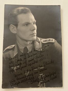 Das Foto von Oberfeldwebel Rolf Schleehahn, das dessen Vater, der Kirchheimer Fotograf Paul Schleehahn aufgenommen hatte, war de