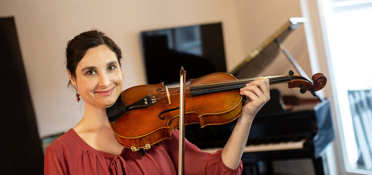 Vielseitige Musikerin: Die Chorleiterin Adina Kolb hat als Hauptfach Bratsche studiert. Foto: Ines Rudel