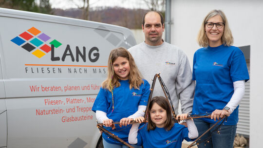 Holger und Birgit Lang mit Emma und Marie unterstützen die Weihnachtsaktion mit einer Spende.Foto: Jean-Luc Jacques