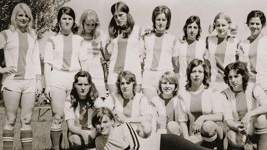 Eine Aufnahme von den Anfängen des Grötzinger Frauenfußballs aus dem Jahr 1972. Stehend von links: Monika Treutner, Bärbel Ilg,