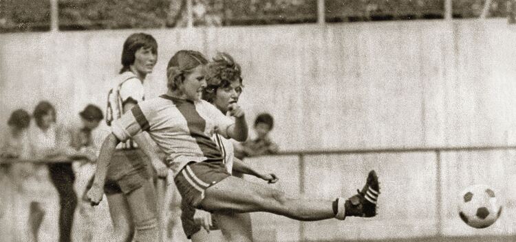 Christel Muszakiewicz zieht im August 1974 im Gruppenspiel um die Deutsche Meisterschaft gegen den FC Bayern München ab. Die Aic