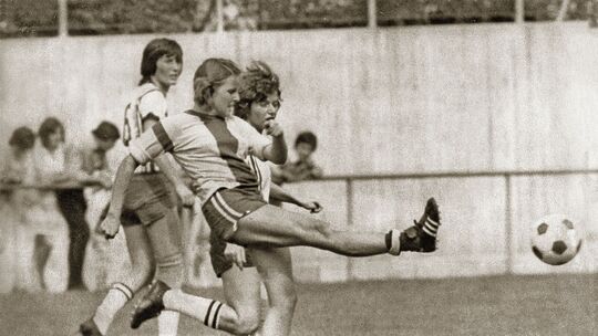 Christel Muszakiewicz zieht im August 1974 im Gruppenspiel um die Deutsche Meisterschaft gegen den FC Bayern München ab. Die Aic Christel Muszakiewicz zieht im August 1974 im Gruppenspiel um die Deutsche Meisterschaft gegen den FC Bayern München ab. Die Aic