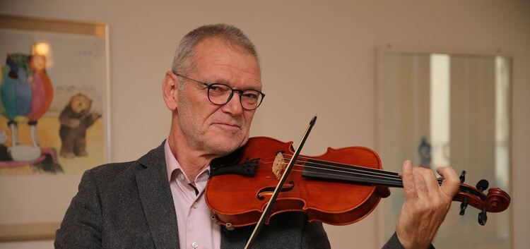Die Geige hat es dem 64-jährigen Siegfried Härer aus Wernau schon in jungen Jahren angetan.Foto: Rainer Kellmayer