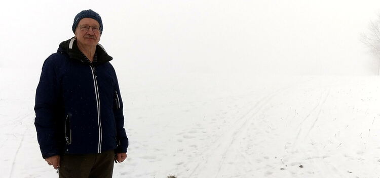 Markku Lanki steht traurig im zertrampelten Schnee. Die Loipe kann kein Langläufer mehr benutzen.Fotos: Gabriele Böhm