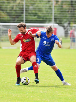 Bleibt in und für Dettingen am Ball: Spielertrainer Nebih Kadrija (links). Foto: Markus Brändli