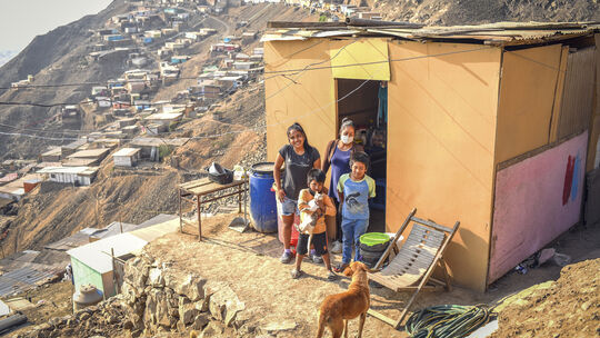 An die armen Familien, die in Häusern aus Müll in den Slums leben, werden Grundnahrungsmittel verteilt. Dennoch fehlt es derzeit An die armen Familien, die in Häusern aus Müll in den Slums leben, werden Grundnahrungsmittel verteilt. Dennoch fehlt es derzeit