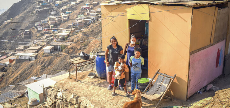 An die armen Familien, die in Häusern aus Müll in den Slums leben, werden Grundnahrungsmittel verteilt. Dennoch fehlt es derzeit