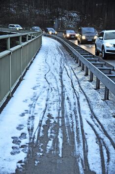 Die Reichenbacher Querspange zur B10: Gerade auf Brücken müssen Radfahrer im Winter aufpassen.Foto: Karin Ait Atmane