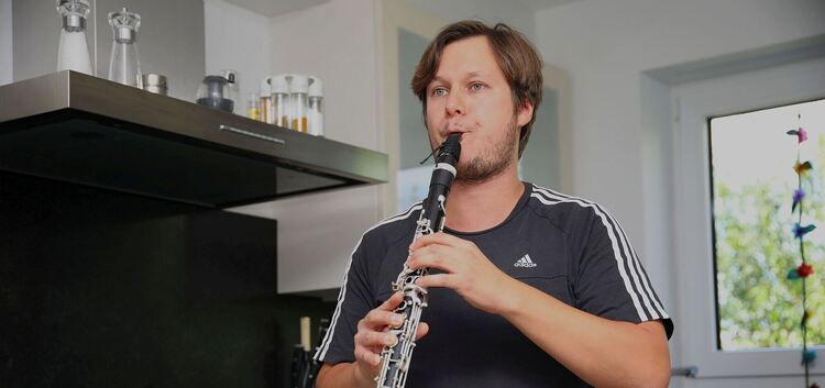 Sebastian Manz mit seiner Klarinette: Der musikalische Tausendsassa findet im neuen Zuhause in Ruit die nötige Ruhe.Foto: Kellma