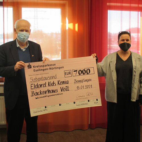 Holger Dembek, erster Vorsitzender des Vereins, und Kassiererin Anette Gratwohl nahmen den Spendenscheck entgegen. Foto: pr