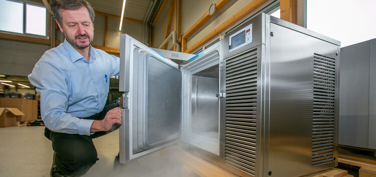 Ralph Kaiser, Chef der Firma Fryka, mit einem seiner begehrten Tiefkühlgeräte. Foto: Roberto Bulgrin
