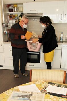 Ewald Maier, einer der ersten Bewohner der Residenz, mit Hausdirektorin Karen Zollern in der Küche seiner Wohnung. Foto: Katja E