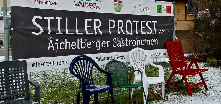Mit leeren Stühlen protestieren die Aichelberger Gastwirte. Foto: Sabine Ackermann