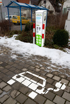 Bisher gibt es in der Gemeinde lediglich diese öffentliche E-Ladestation in Unterlenningen. Bürgermeister Michael Schlecht streb