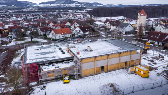 Der Umbau der Gemeindehalle in Holzmaden ist in vollem Gang. Foto: Jean-Luc Jacques Der Umbau der Gemeindehalle in Holzmaden ist in vollem Gang. Foto: Jean-Luc Jacques
