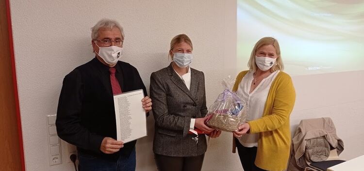 Rainer Stephan (l.) und Heike Schwarz (r.) überreichen Susanne Irion ihr „Survival-Paket“. Foto: Thomas Zapp