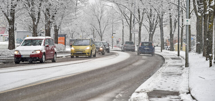 Der neuerliche Wintereinbruch sorgte nicht nur in der Stuttgarter Straße in Kirchheim für rutschige Fahrbahnen. Foto: Markus Brä