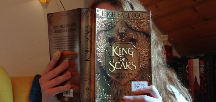 Elise mit dem Buch "King of Scars". Foto: Czaja