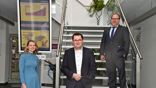 Die Firma Eberhard aus Schlierbach, hier vertreten durch Marketingleiterin Natalia Scallet, Vorstand Peter Klöpfel und Franz-Mic
