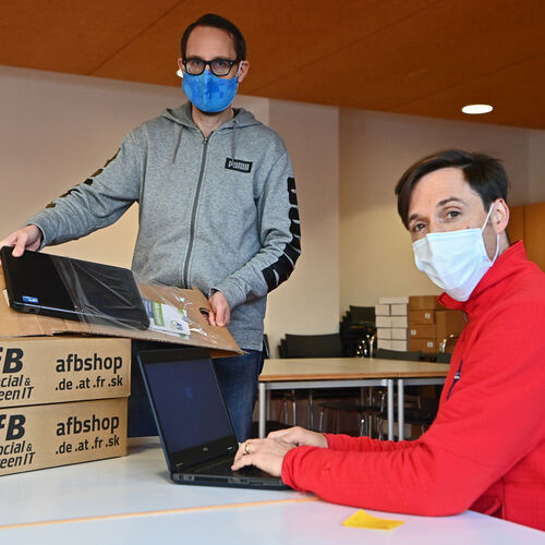 Sozialarbeiter Markus Buck (links) und Bezirksstellenleiter Reinhard Eberst helfen mit Laptops weiter. Foto: Markus Brändli