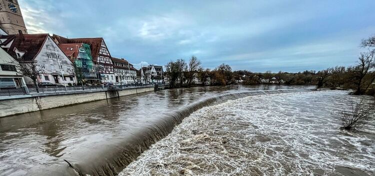 Gestern wurden an einigen Orten entlang des Neckars die Hochwassermarken geknackt. In Nuertingen an der Neckarbruecke ist der an