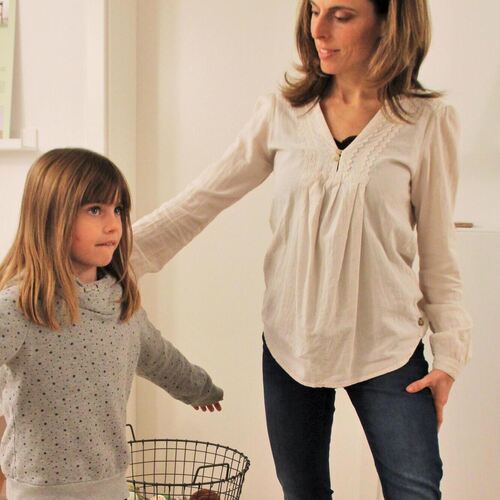 Tina Ulmer zeigt mit Tochter Marlina eine Balance-Übung fürs Körpergleichgewicht. Hat jemand Gleichgewichtsprobleme, können sich