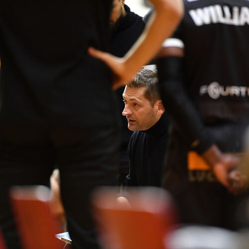 Knights-Coach Igor Perovic tüftelt noch am passenden Match-Plan.Foto: Tanja Spindler