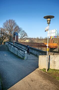 Keine ideale Verbindung von der Radautobahn in die Plochinger Innenstadt: der schmale Otto-Steg. Foto: Roberto Bulgrin