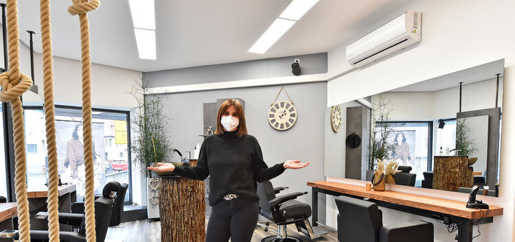 Jasmin Dreiseitel in ihrem Owener Salon „Die Haarkammer“. Seit Mitte Dezember darf sie nicht mehr zur Schere greifen. Wie viele